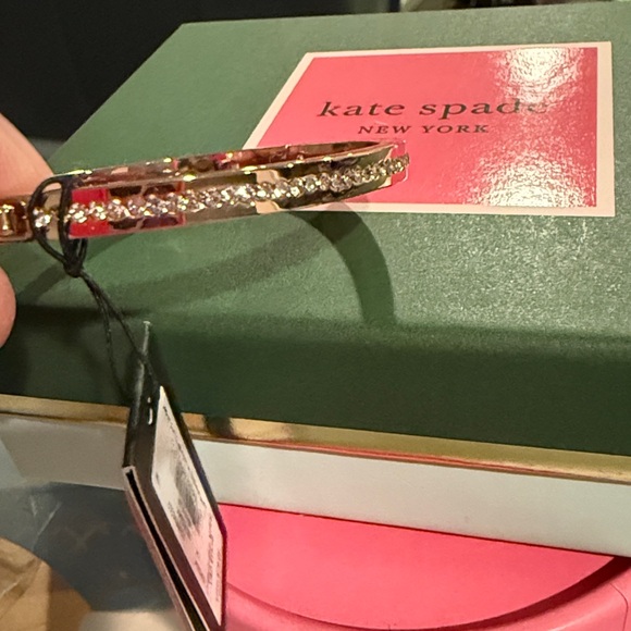 NWT! ♠️ Kate spade bracelet/bangle in rose gold with pavé crystals all around - Picture 7 of 13